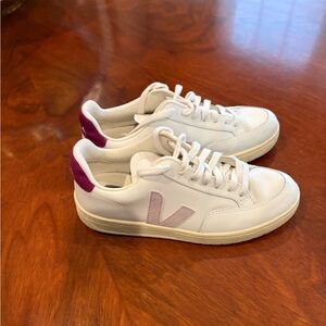 Veja Women's US 7 Sneakers